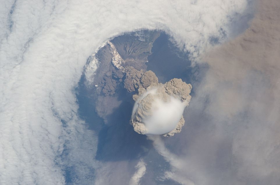 Núi lửa Sarychev Peak, Nga trong đợt phun trào năm 2009 nhìn từ Trạm không gian quốc tế (ISS). Tro khói từ núi lửa đã khiến nhiều chuyến bay đổi hướng.