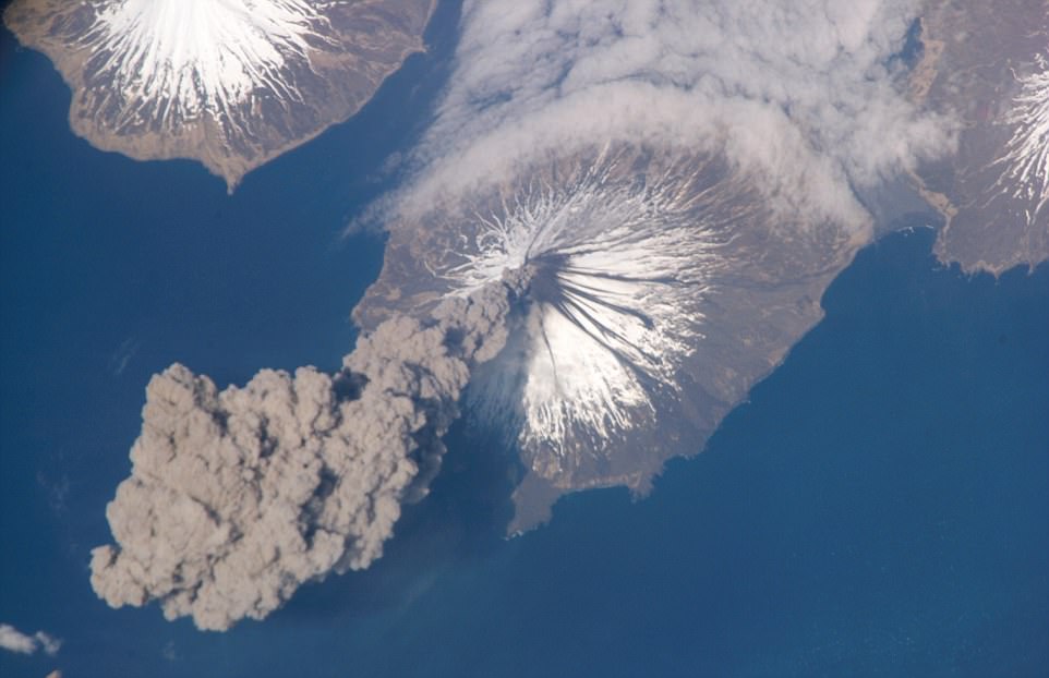 Núi lửa Cleveland ở Alaska trong đợt phun trào năm 2006 nhìn từ ISS.