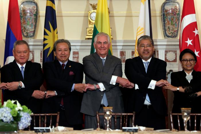 Ngoại trưởng Mỹ Rex Tillerson (giữa) và các ngoại trưởng ASEAN tại Bộ Ngoại giao Mỹ (Washington) hôm 4-5 - Ảnh: Reuters