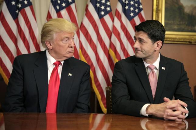 Tổng thống Mỹ Donald Trump (trái) và Chủ tịch Hạ viện Paul Ryan - Ảnh: Reuters