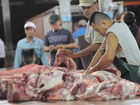 Thịt heo có nguồn gốc buôn bán tại chợ đầu mối Bình Điền - Ảnh: Tự Trung
