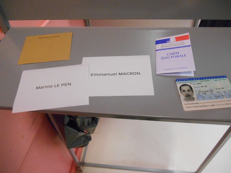 Bàn bỏ phiếu tại làng Emerainville, tỉnh Seine-et-Marne thuộc vùng Île-de-France, miền bắc nước Pháp - Ảnh: Mai Lâm