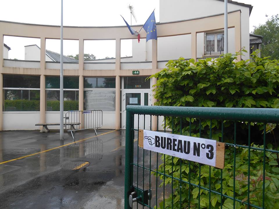 Khu vực bỏ phiếu số 3 ở làng Emerainville, tỉnh Seine-et-Marne. Buổi sáng tại nơi này có mưa, nhưng người dân vẫn đi bầu đông đảo - Ảnh: Mai Lâm