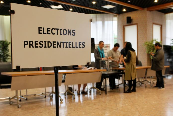 Người dân đi bỏ phiếu bầu tân tổng thống - Ảnh: Reuters