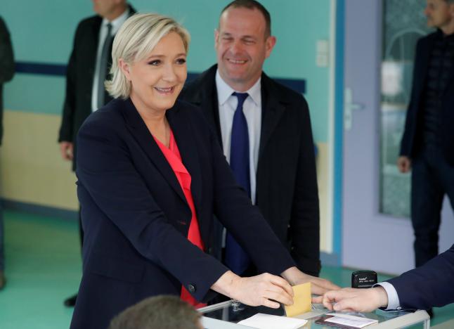 Bà Le Pen bỏ phiếu. Đây là nhân vật muốn Pháp ưu tiên lợi ích của quốc gia, và theo quan điểm bài Liên minh châu Âu (EU) - Ảnh: Reuters
