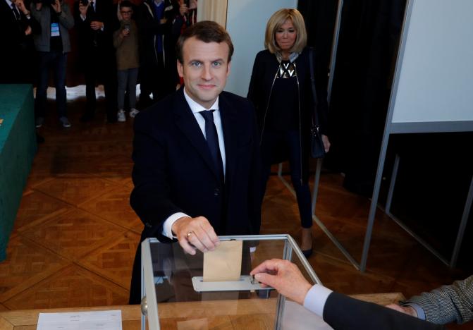 Ông Macron bỏ phiếu. Đây được xem là niềm hy vọng của châu Âu vì chính sách ủng hộ Liên minh châu Âu (EU) - Ảnh: Reuters