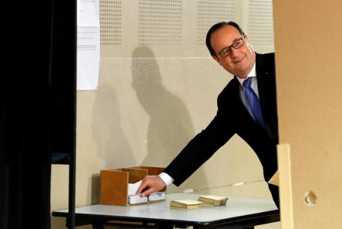 Tổng thống đương nhiệm Francois Hollande cũng bỏ phiếu ngày 7-5 tại Tulle. Ông tuyên bố ủng hộ Macron - Ảnh: Reuters