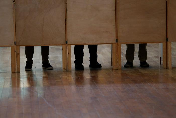 Cử tri Pháp bỏ phiếu tại Lyon - Ảnh: Reuters