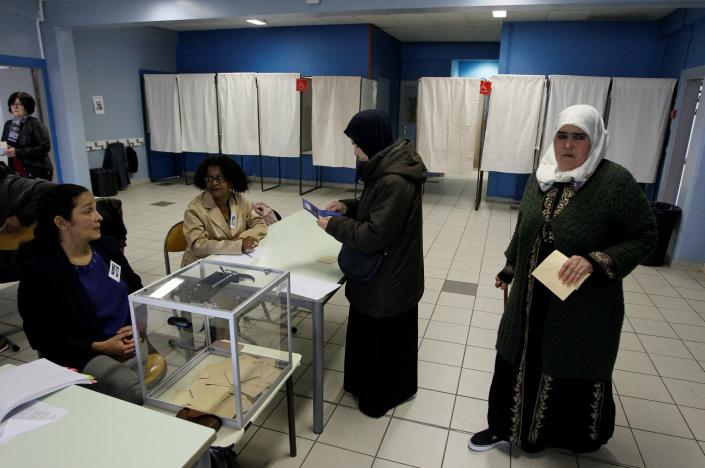 Người dân thuộc mọi tôn giáo ở Pháp bỏ phiếu hôm 7-5 - Ảnh: Reuters