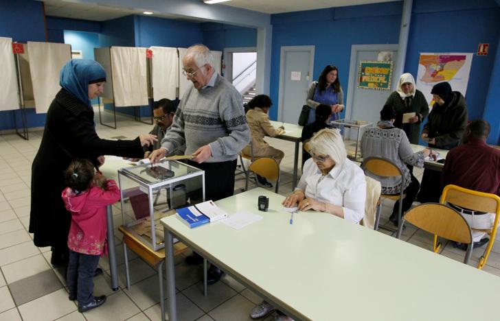 Một điểm bầu cử tại Vaulx-en-Velin - Ảnh: Reuters