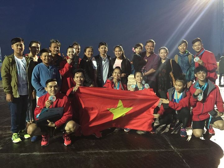 Đội tuyển quyền taekwondo chụp hình lưu niệm với các gia đình Việt kiều ở đảo Rhodes. Ảnh: THANH HUY