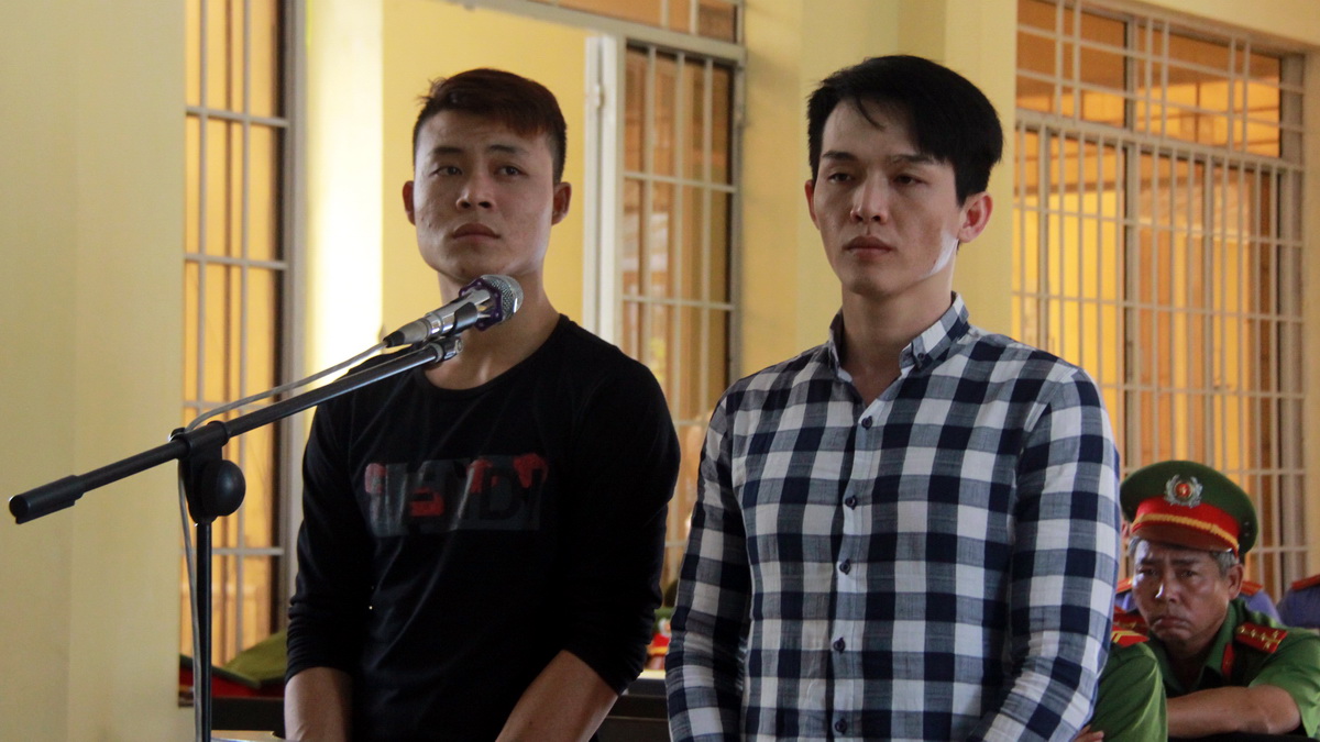 Bị cáo Phát (phải) và Khỏe tại phiên tòa - Ảnh: Trung Tân