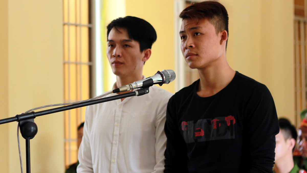 Hai bị cáo Lê Minh Phát (trái) và Lê Tấn Khỏe - Ảnh: Trung Tân