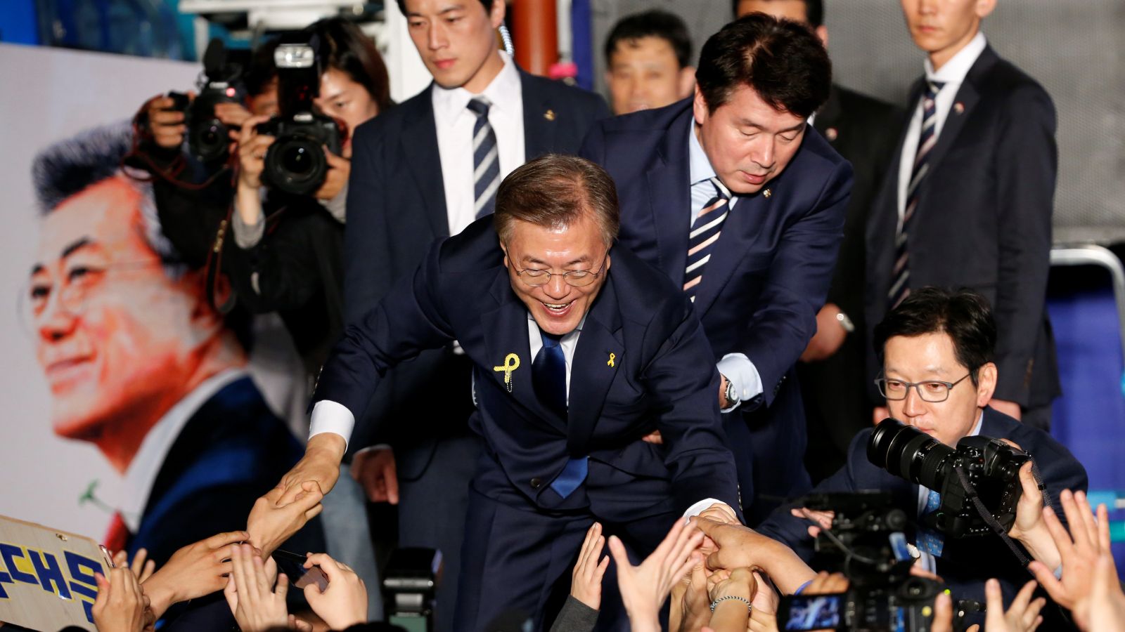Anh cận vệ Choi Yong Jae (đằng sau, bên trái) thu hút mọi sự chú ý dù chỉ là 'nhân vật phụ' - ảnh: Reuters