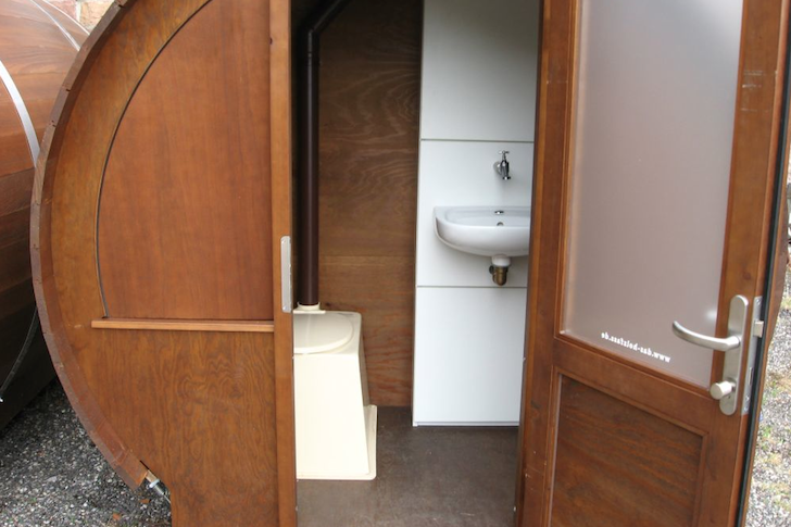 Phòng tắm được bố trí vừa vặn với phần diện tích nhỏ phía sau “thùng rượu” 