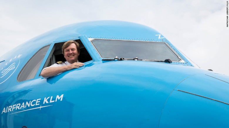 Quốc vương Willem-Alexander ngồi trên một chiếc máy bay của hãng KLM - Ảnh: KLM