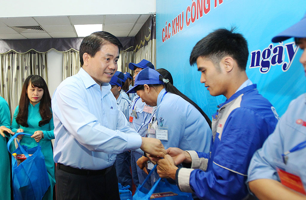 Chủ tịch Hà Nội Nguyễn Đức Chung tặng quà cho công nhân sau buổi đối thoại - Ảnh: NGUYỄN KHÁNH