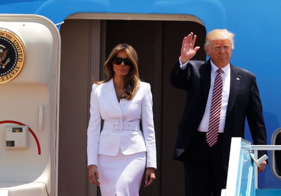 Tổng thống Donald Trump và đệ nhất phu nhân Melania Trump xuống sân bay ở Tel Aviv (Israel) - Ảnh: Reuters