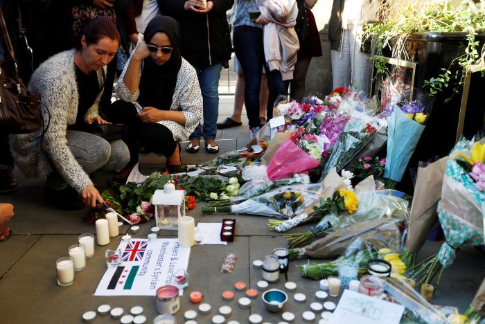 Người dân Anh tưởng niệm các nạn nhân tại khu vực trung tâm thành phố Manchester ngày 23-5 - Ảnh: Reuters