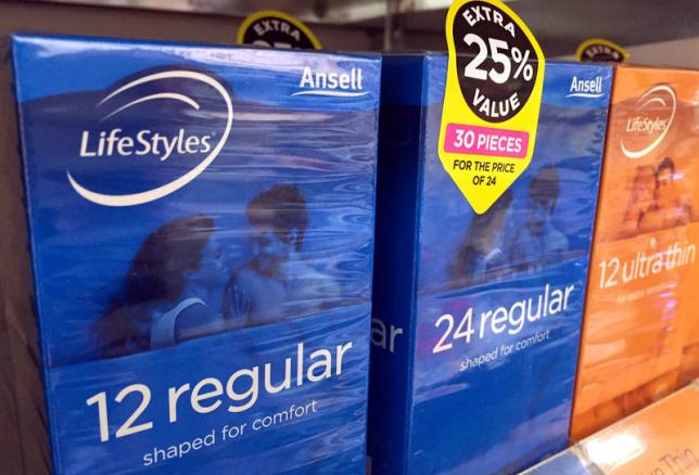 Bao cao su của hãng Ansell tại một nhà thuốc ở Sydney, Úc - Ảnh: Reuters