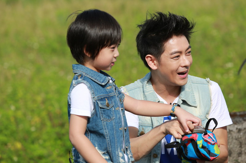 Nam diễn viên Lâm Chí Dĩnh và con trai trong chương trình 
