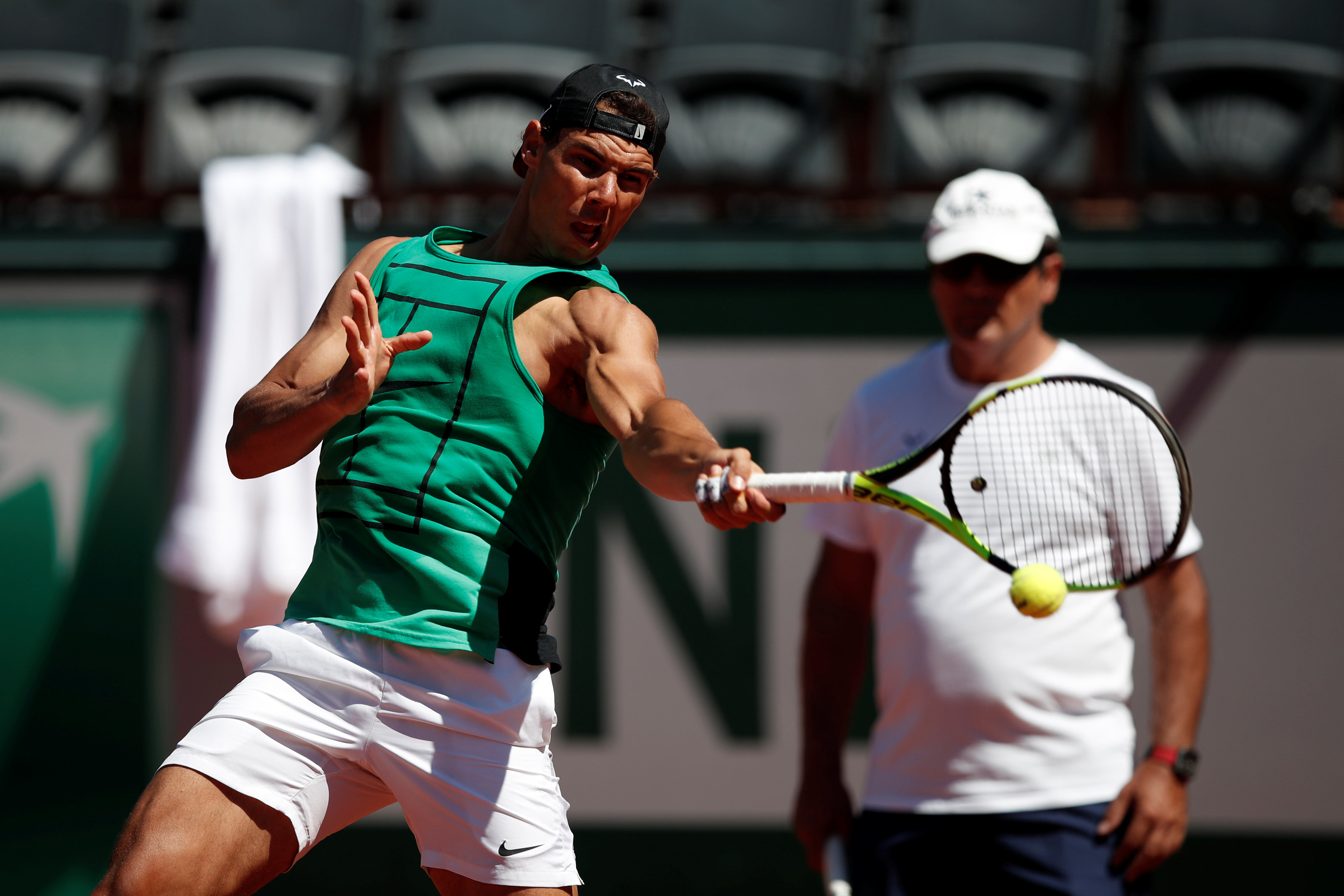 Nadal trên sân tập chuẩn bị cho Giải Pháp mở rộng 2017. Ảnh: REUTERS