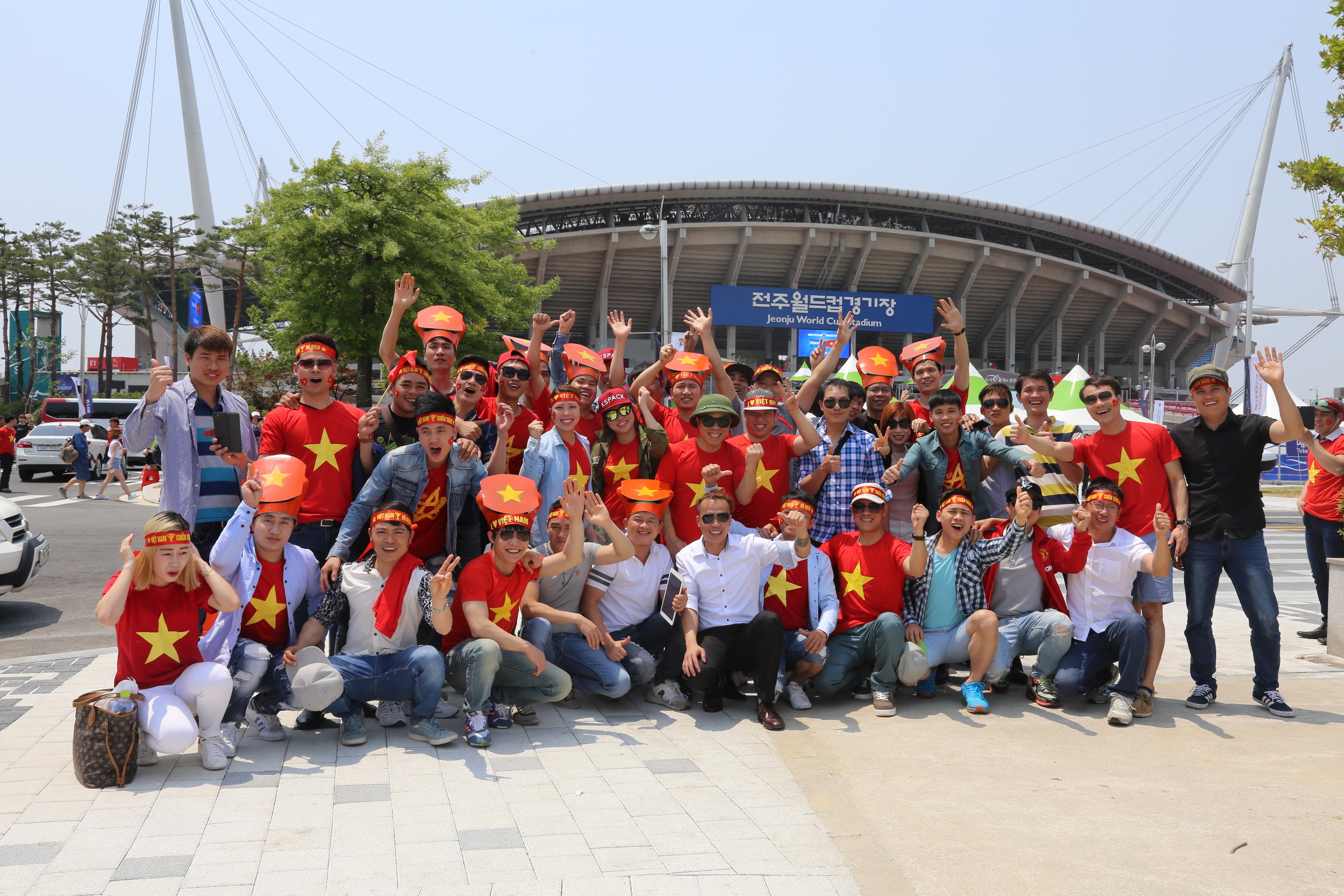 Các CĐV VN chụp ảnh trước sân vận động tại Jeonju. Ảnh: H.Đ
