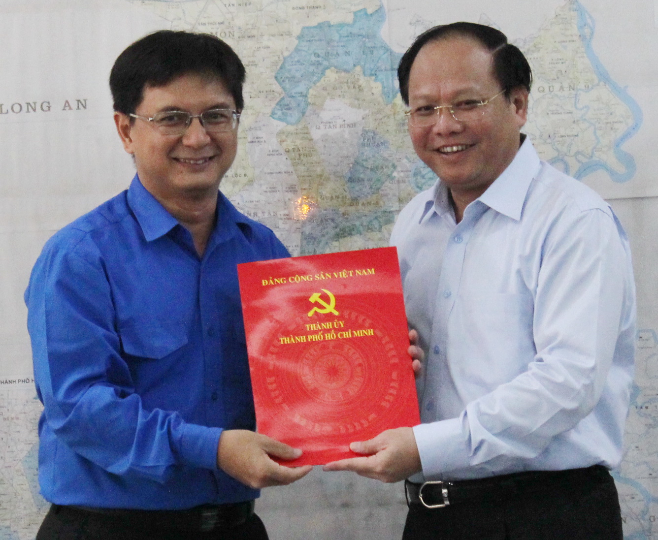 Phó bí thư thường trực Thành ủy TP.HCM Tất Thành Cang (phải) trao quyết định cho Bí thư Thành đoàn Nguyễn Mạnh Cường - Ảnh: Q.Linh