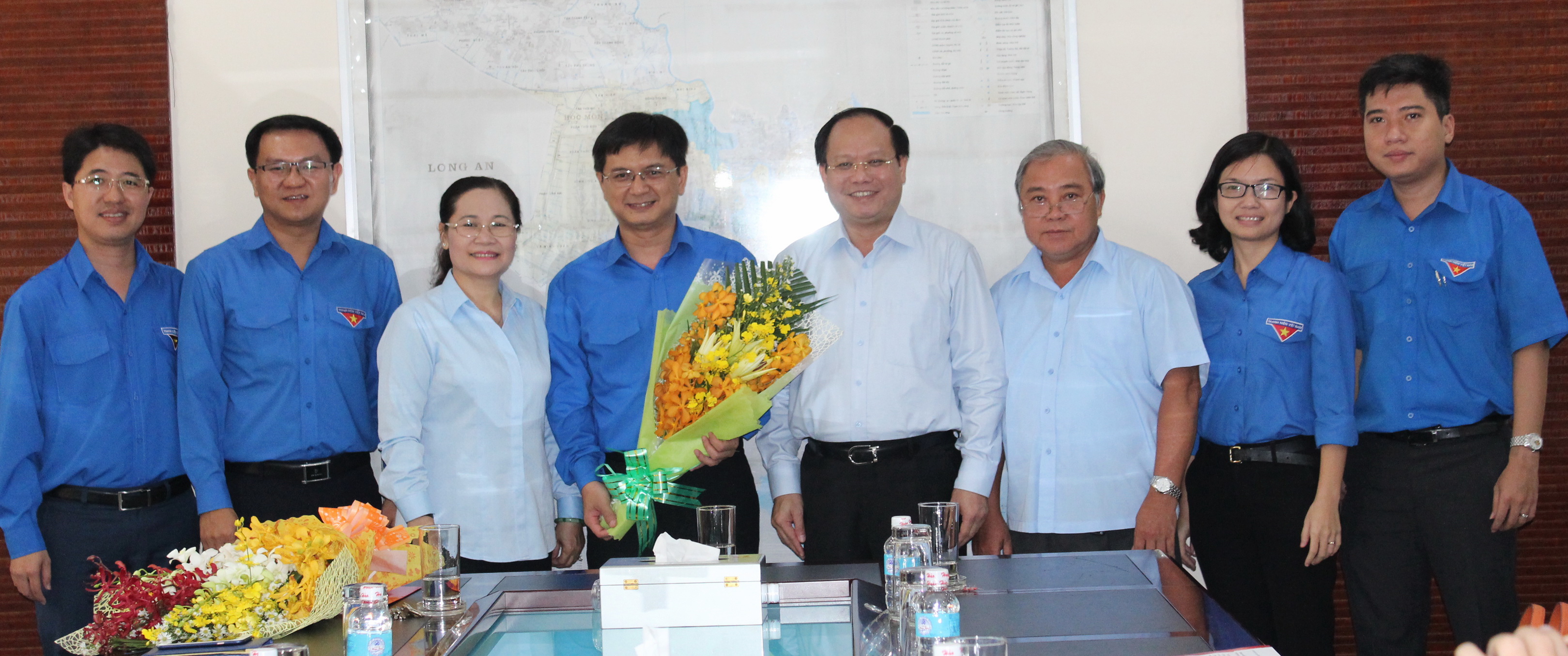 Thường trực Thành ủy và thường trực Thành đoàn TP.HCM tặng hoa chúc mừng anh Nguyễn Mạnh Cường - Ảnh: Q.Linh