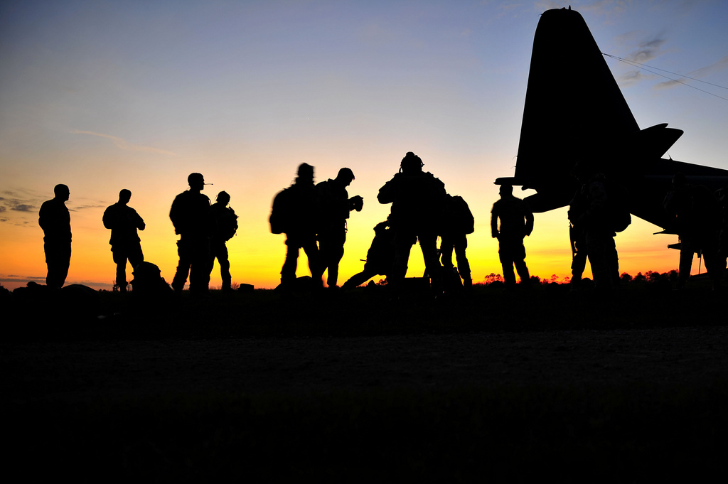Lực lượng Mũ nồi xanh chuẩn bị lên máy bay vận tải KC-130 cho một nhiệm vụ - ảnh: US Air Force