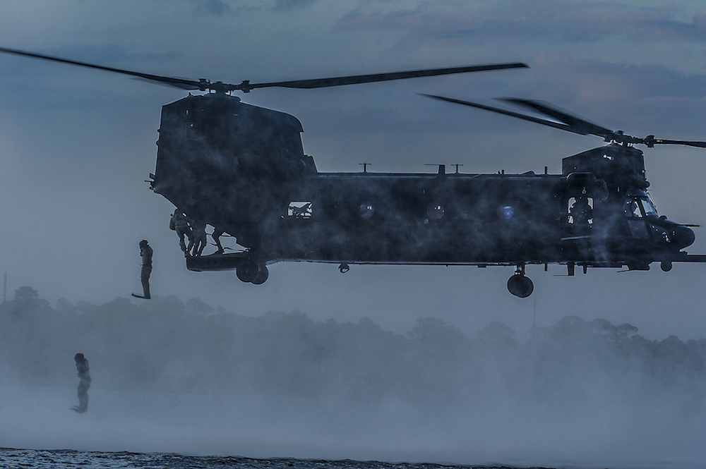 Các thành viên thuộc phi đội tác chiến đặc biệt số 23 nhảy khỏi trực thăng MH-47 Chinook tại Wynnehaven Beach, Florida tháng 4-2017 - ảnh: US Air Force