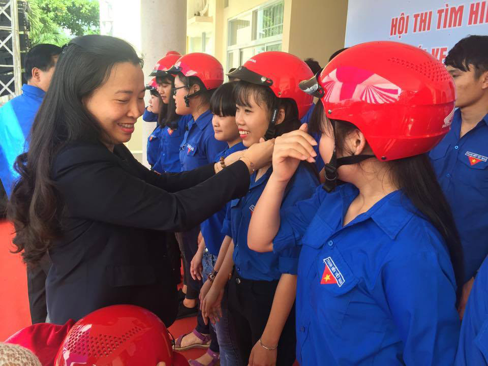 Đại diện Công ty Honda Việt Nam trao tặng 500 mũ bảo hiểm đạt chuẩn cho Đoàn viên, thanh niên tỉnh Đắk Lắk