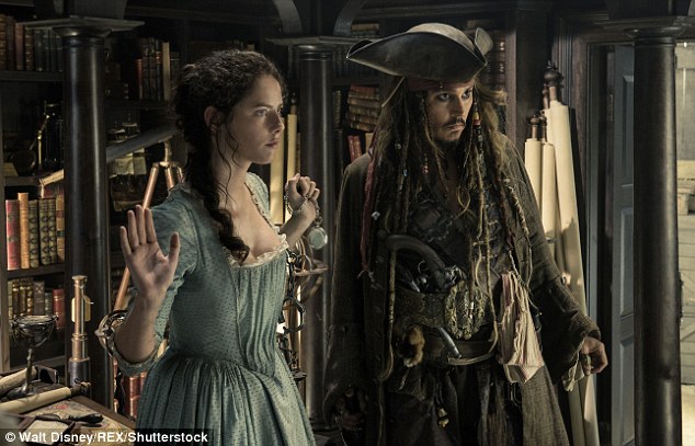 Kaya Scodelario và Johnny Depp trong Cướp biển vùng Caribe 5 - Ảnh: Disney