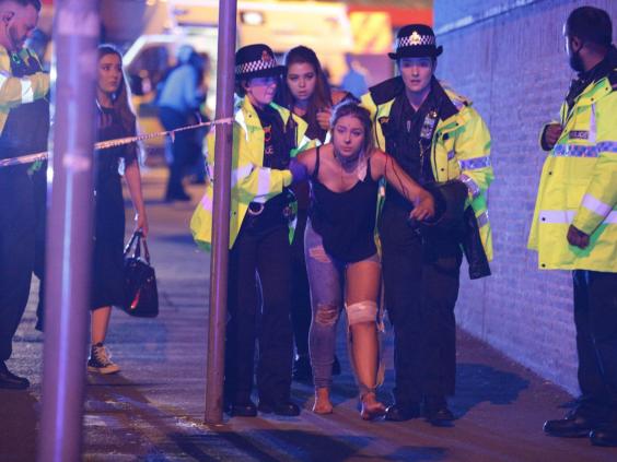 Cảnh sát đưa nạn nhân vụ nổ bom ngày 22-5 tại đêm diễn của Ariana Grande ở Manchester rời khỏi hiện trường - Ảnh: Shutterstock
