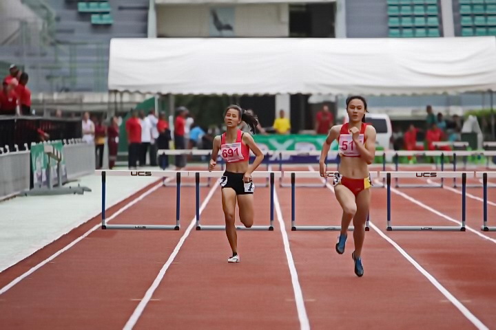 Hồng Hân (trái) đoạt HCB 400m rào tại Giải điền kinh trẻ châu Á. Ảnh: AAA