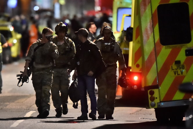Đặc nhiệm Anh triển khai với vũ khí tại khu vực gần Cầu London rạng sáng 4-6 - Ảnh: Reuters
