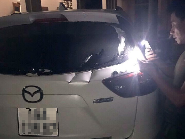 Kính ôtô bị bắn nhiều phát đạn - Ảnh: CTV