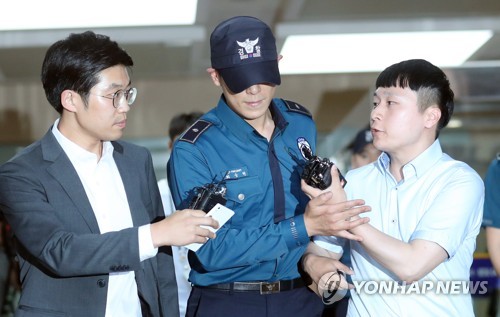 T.O.P rời khỏi Sở cảnh sát Gangnam ngày 5-6 - Ảnh: Yonhap