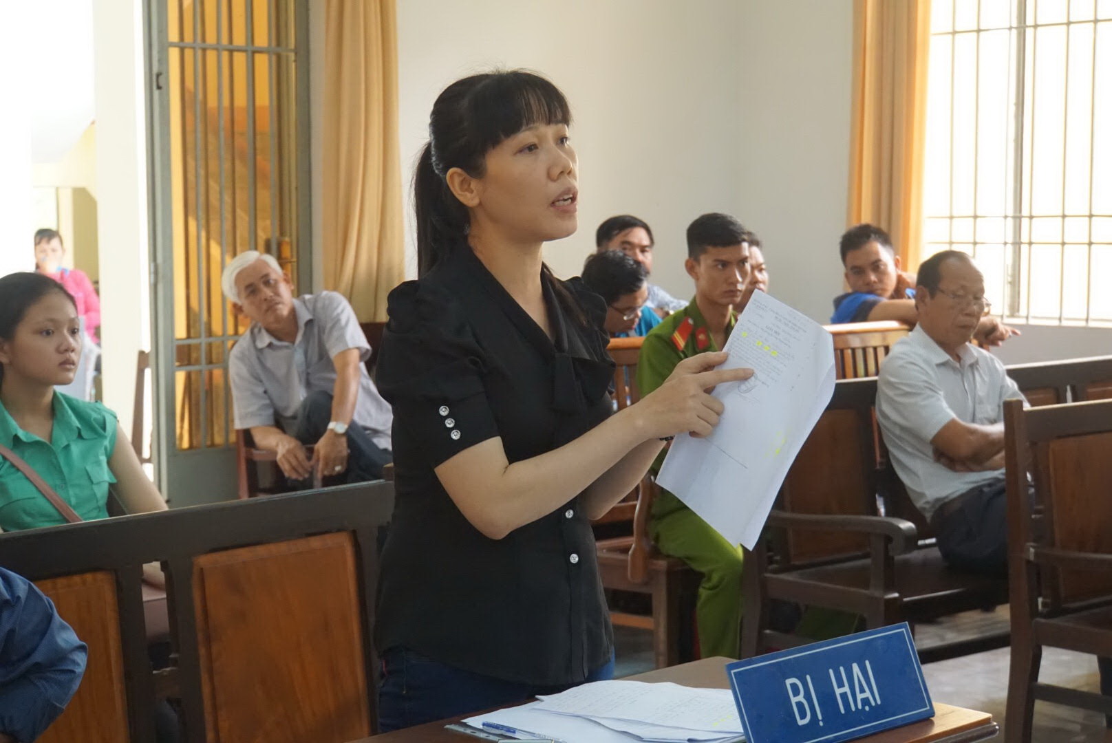 Bà Ánh Ngọc tố cáo hành vi bắt trói người trái pháp luật của nhóm nhân viên bảo vệ rừng - Ảnh: Hà Mi