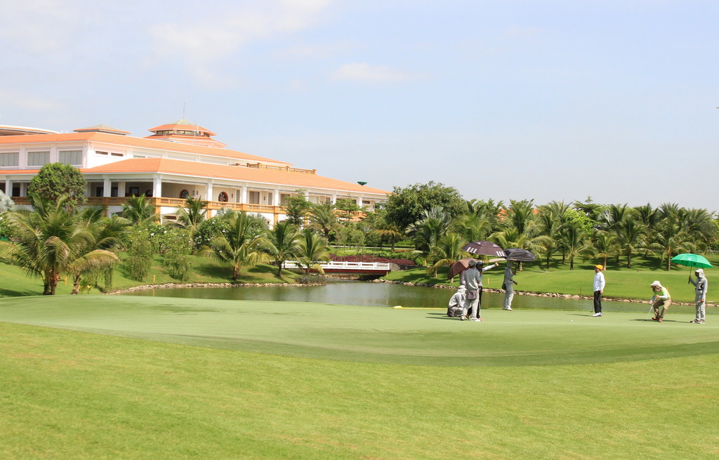 Tòa nhà hoành tráng này là Câu lạc bộ golf, Him Lam Palace Tân Sơn Nhất và nhà hàng Him Lam - Ảnh: VÂN TRƯỜNG