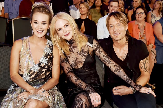 Vợ chồng nhà Keith Urban ngồi cùng Carrie Underwood tại CMT Music Awards 2017 - Ảnh: FilmMagic