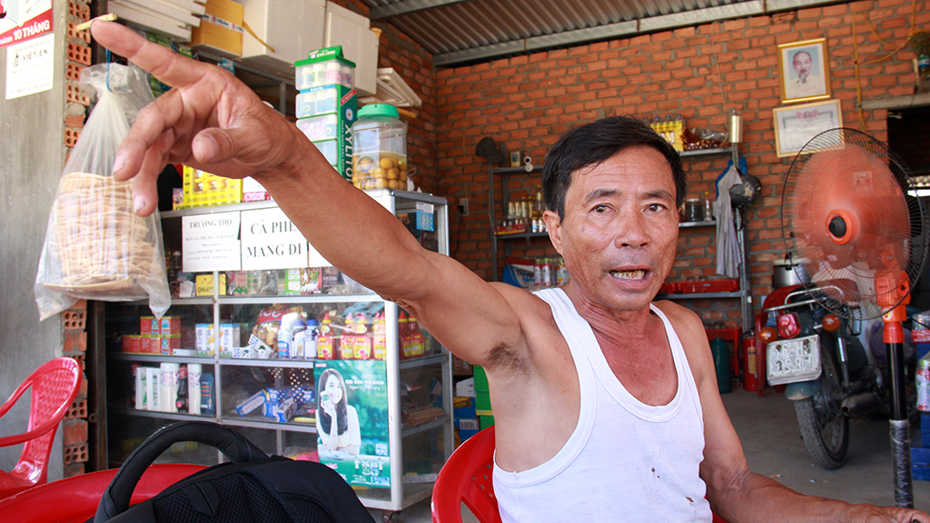 Ông Phụng bức xúc vì BQL các cảng cá tỉnh Quảng Ngãi đã quá ưu ái cho doanh nghiệp và không thực hiện theo cam kết đã nói - Ảnh: Trần Mai