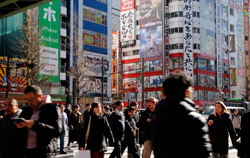Khung cảnh đông đúc tại quận mua sắm Akihabara, Tokyo - Ảnh: Reuters