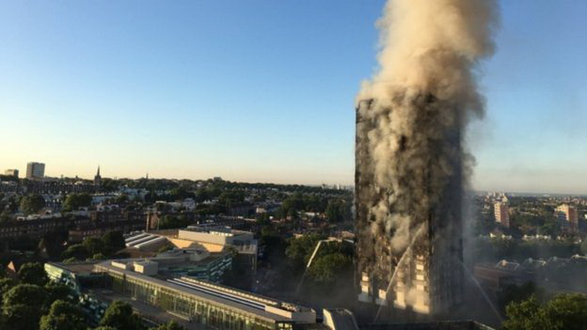 Khói cuồn cuộn bốc lên từ tòa tháp Grenfell (London, Anh) ngày 14-6 - Ảnh: AFP