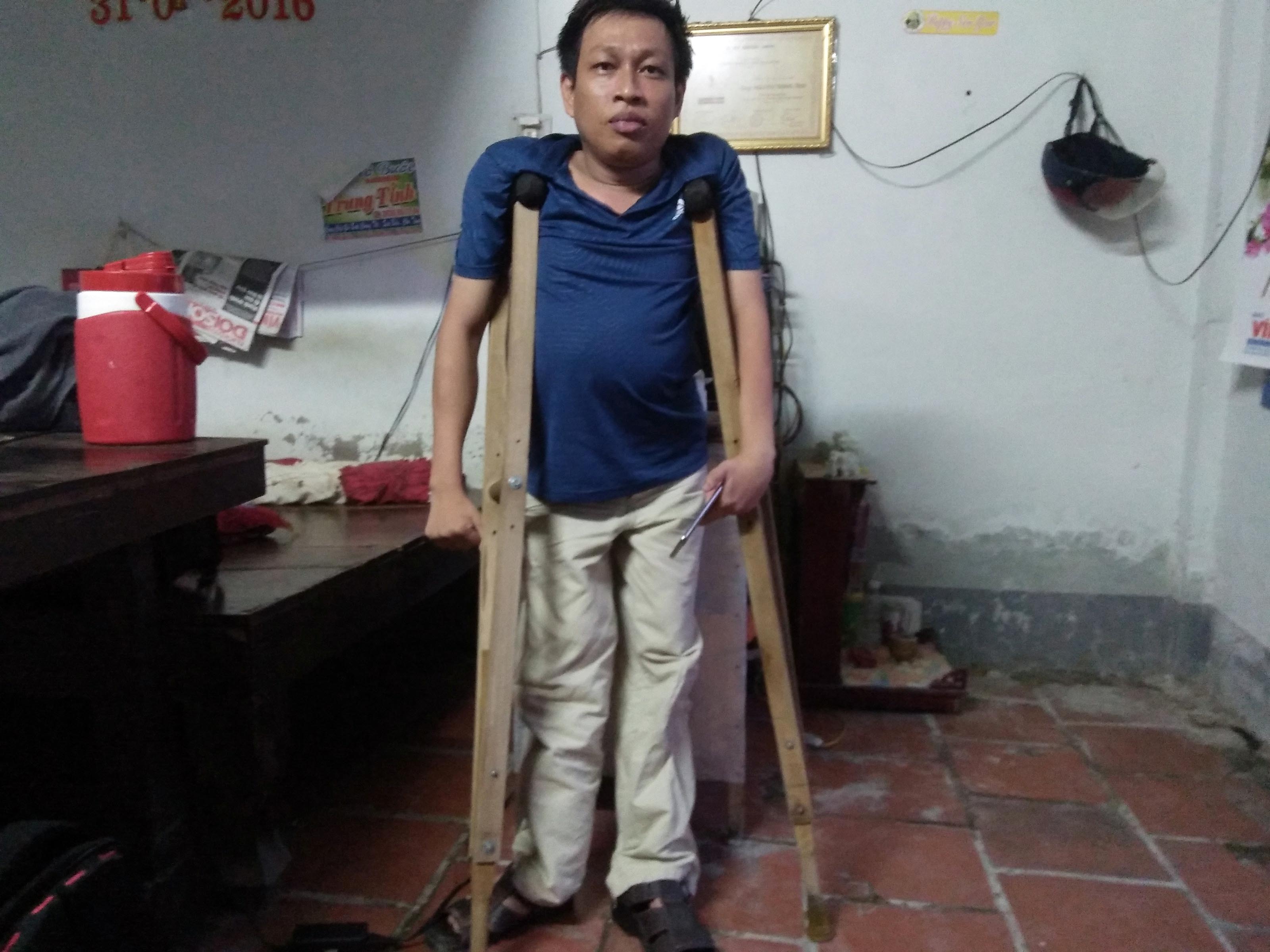 Anh Nguyễn Trung Tính (CTV của báo Tiền Phong) là một người bị tật cả 2 chân nhưng vẫn bị trưởng công huyện Tam Bình xưng hô mày tao, ngăn cản không cho ghi chép tại trụ sở Ban nhân dân ấp Đông Phú, xã Ngãi Tứ