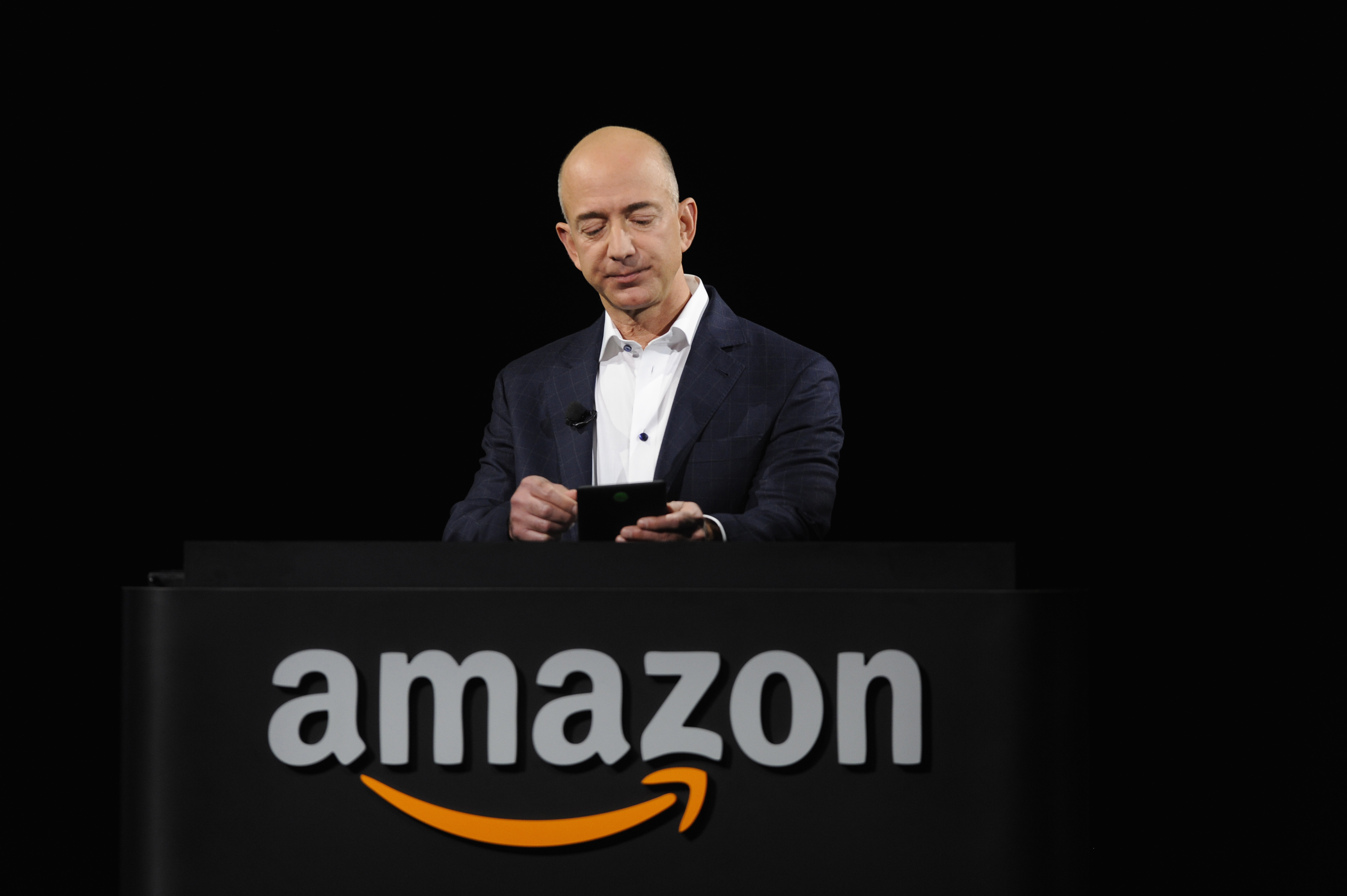 Nhà sáng lập Amazon Jeff Bezos - Ảnh: Reuters