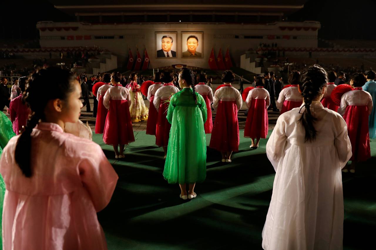 Một tiết mục múa tập thể kỳ niệm sinh nhật thứ 105 của nhà lãnh đạo Kim Nhật Thành ở Bình Nhưỡng ngày 15-4 - ảnh: Reuters