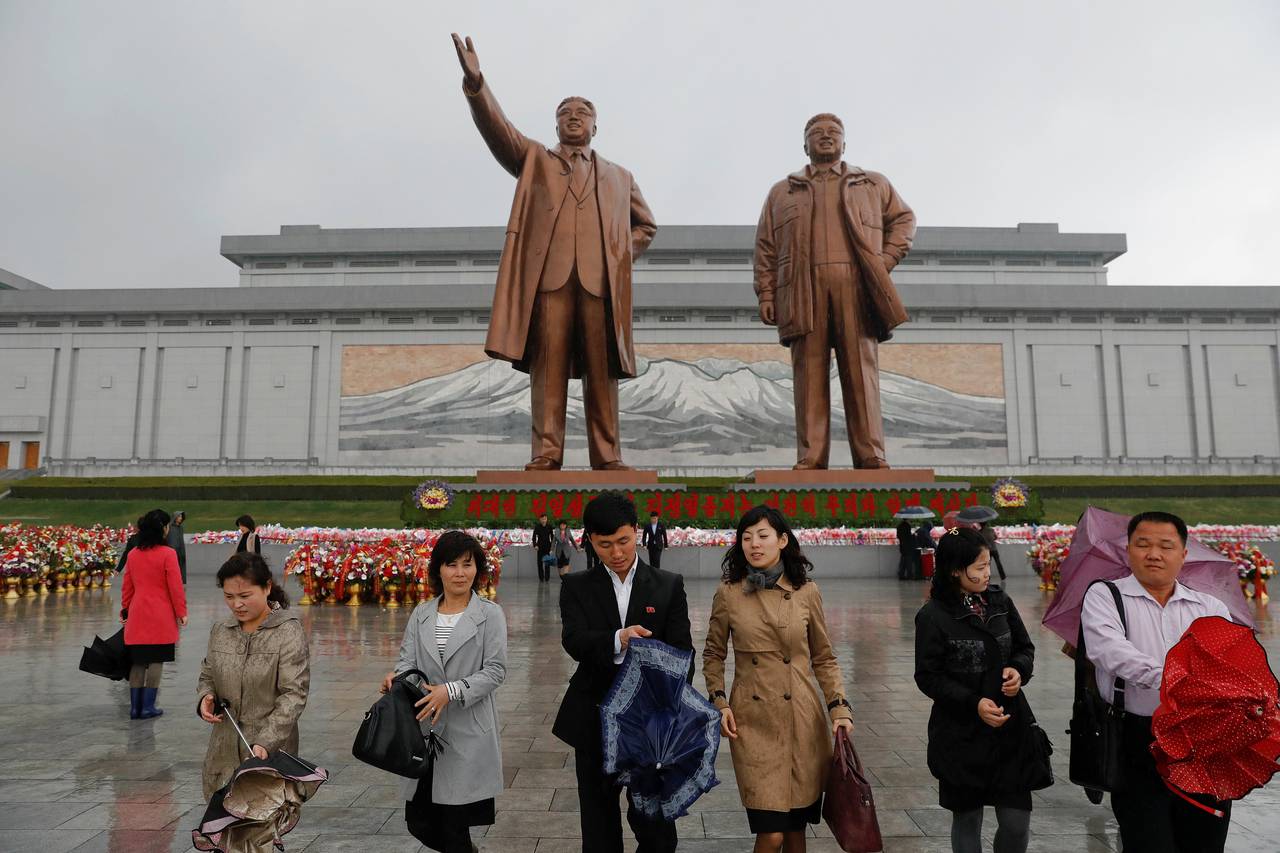 Ảnh chụp hai bức tượng của nhà lãnh đạo Kim Nhật Thành (trái) và Kim Chính Nhật ở Bình Nhưỡng hồi tháng 4 - ảnh: Reuters