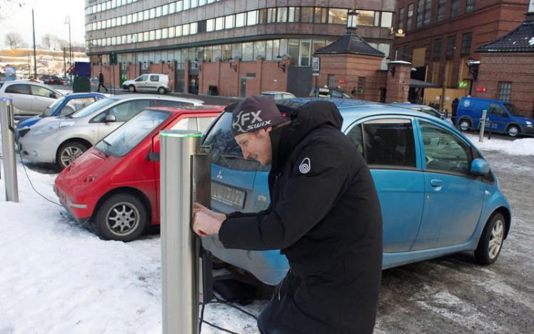Na Uy là nước có tỉ lệ phần trăm xe điện trên đường phố cao nhất thế giới - Ảnh: Reuters