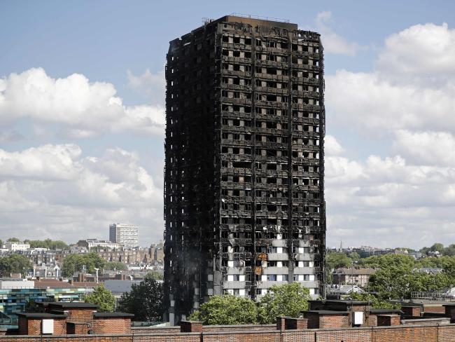 Tòa nhà 24 tầng Grenfell ở London bị cháy gần như hoàn toàn - Ảnh: AFP